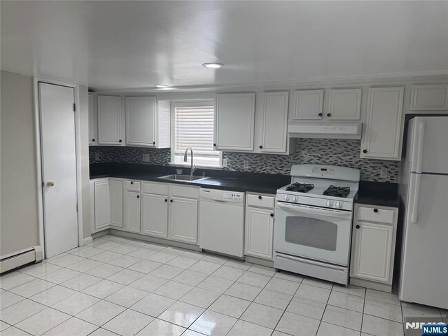 Building Photo - 171 Charles St