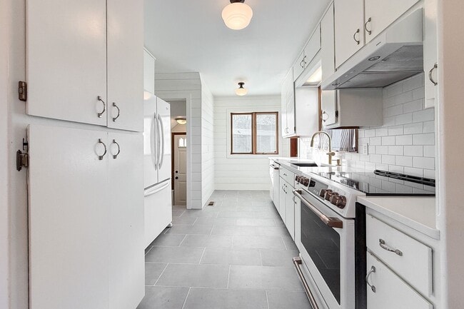 Building Photo - Riverfront 3-Bedroom Historical Richland Home