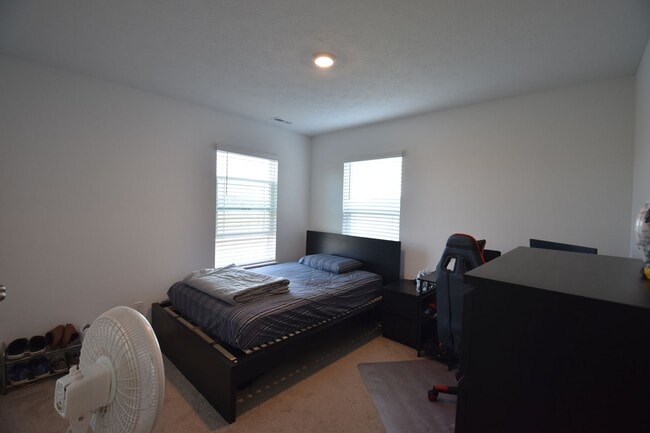 Building Photo - Five Bedroom Home in Greenfield for Rent