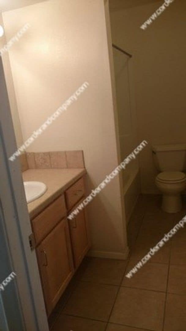 Building Photo - Beautiful Upstairs Condo, Spacious 2 Bedroom 1.5 Bathroom and 928 Sq Ft. In Nice Community, The P...