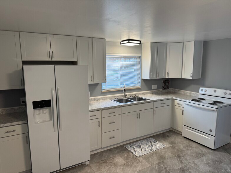 Building Photo - 1702 Rosemont Rd SW