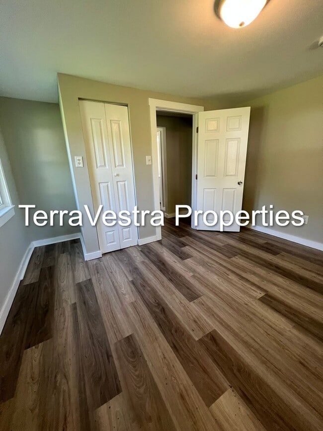 Building Photo - 4 Bed Single Family house in Glassboro!