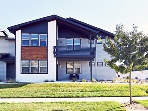 Building Photo - Raindance main floor condo move in ready.