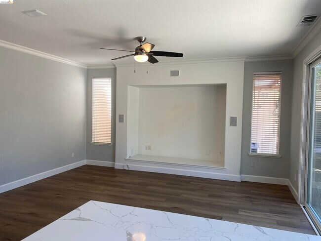 Building Photo - 1417 Solana Dr