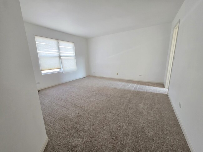 Building Photo - 3996 Blackstone Dr