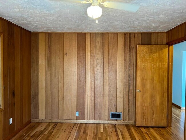 Building Photo - 720 Orchard Heights Rd NW