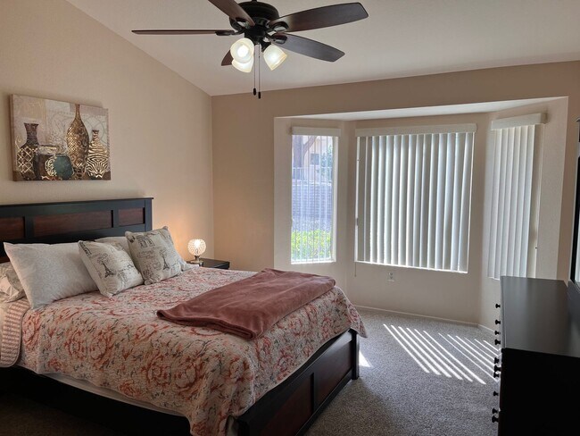 Building Photo - Sun City - Short Term Rental - Fully Furnished