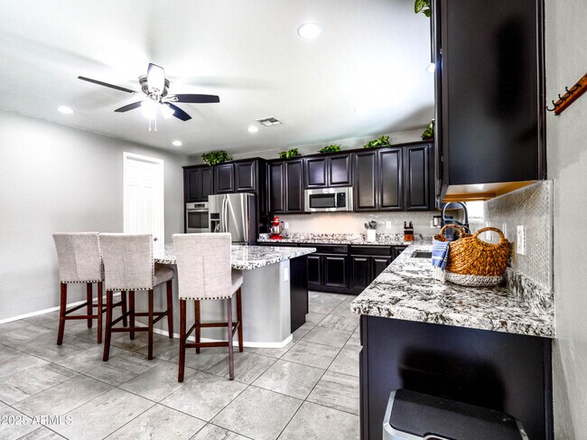 Building Photo - 761 W Desert Hollow Dr
