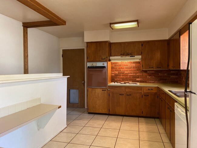 Building Photo - 5 Bed 2 bath Home - Close to CSU - Student...