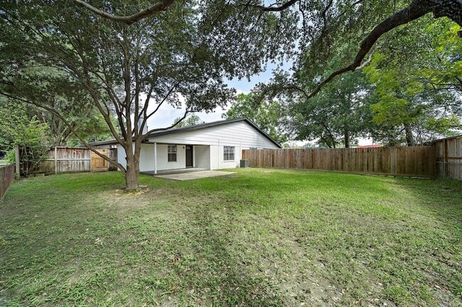 Building Photo - 1714 Huge Oaks St