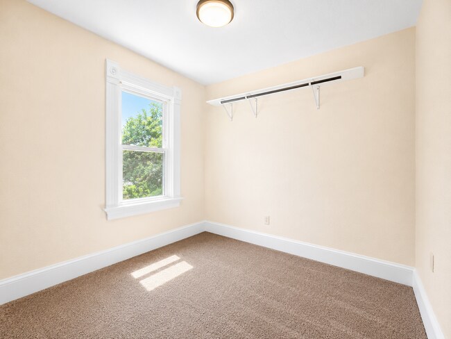 Building Photo - $1500 | 3 Bedroom 1 Bathroom | Two Story