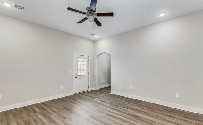 Building Photo - Don't Miss Out on this beautiful Duplex!