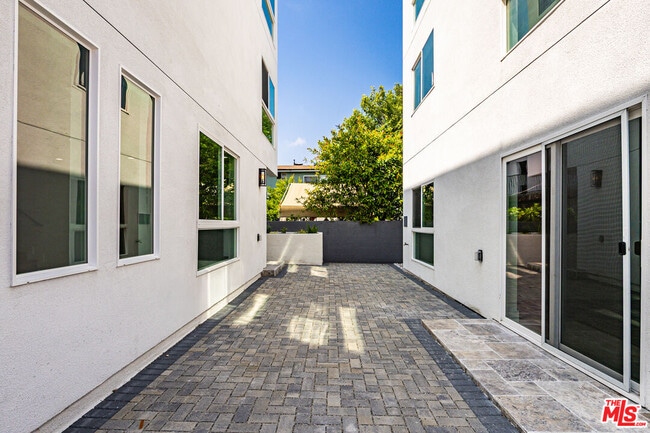 Building Photo - 2057 1/2 S Garth Ave