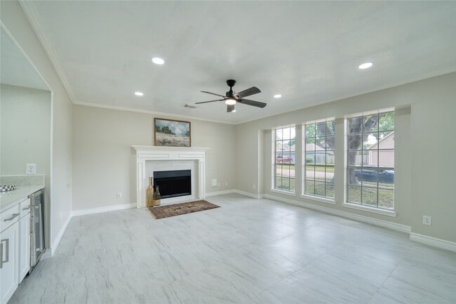 Building Photo - 619 Green Belt Dr