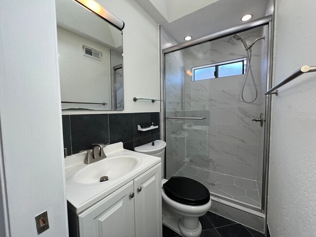 Building Photo - Updated Single Story Home located in Conve...