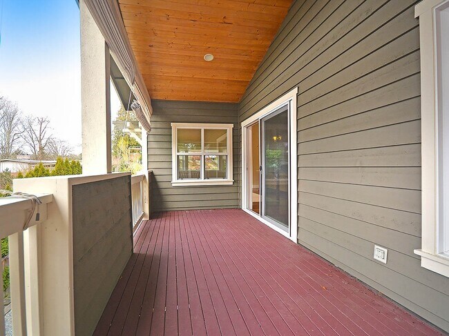 Building Photo - Amazing Kirkland Craftsman