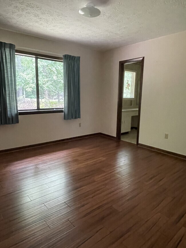 Building Photo - 170 Longview Dr