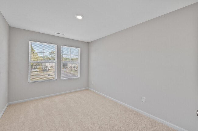 Building Photo - 130 Paramount Dr