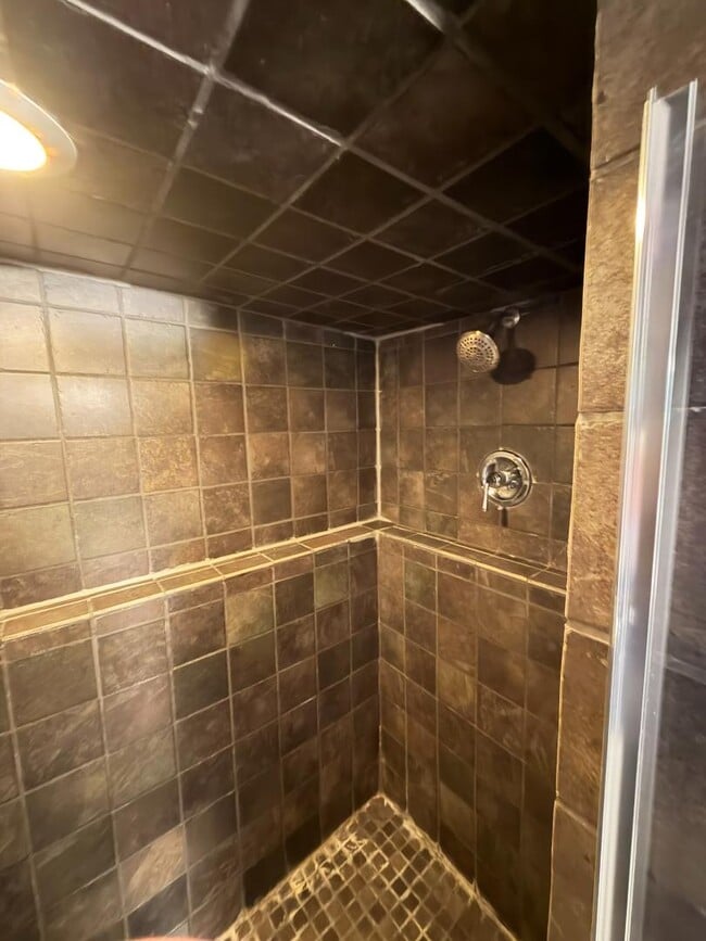 Building Photo - 565 Hollywood Ave