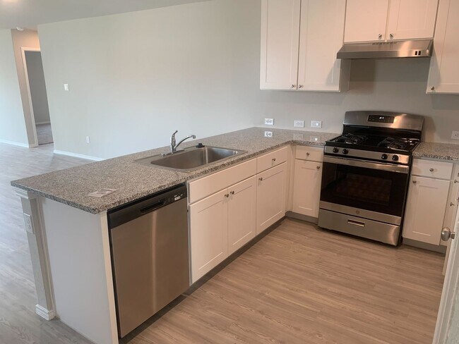 Building Photo - *MOVE IN SPECIAL* Comfortable Living with Open Kitchen & Fenced Yard!