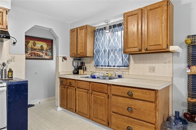 Building Photo - 116 Springville Ave