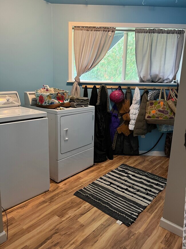 Building Photo - 2344 Northlake Way NW