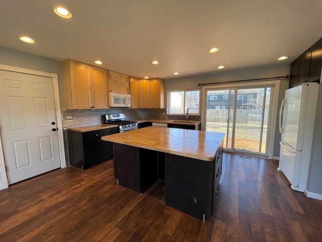 Building Photo - 144 Monterey Dr