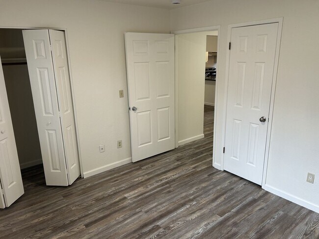 Building Photo - NB 463