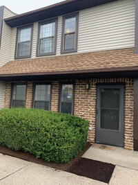 Building Photo - 3 Bedroom/1.5 Bathroom Townhome