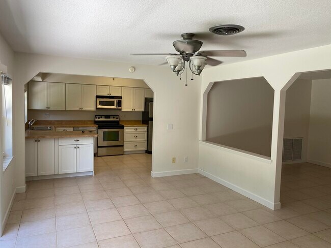 Building Photo - 956 Tulip Ln