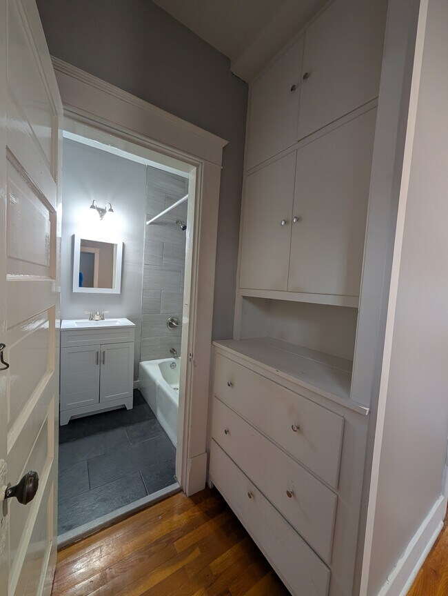 Building Photo - 528 NE Ohio Ave