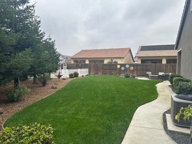 Building Photo - Gorgeous 3 Bedroom 2 Bathroom Manteca Home