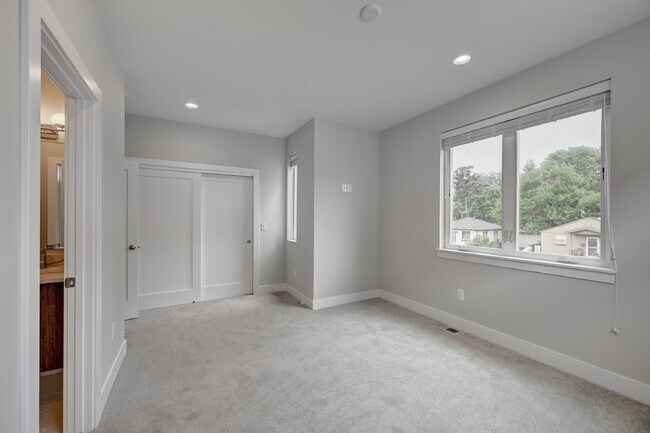 Building Photo - $3,900 - 4 Bed, 3.5 Bath Updated Townhome ...