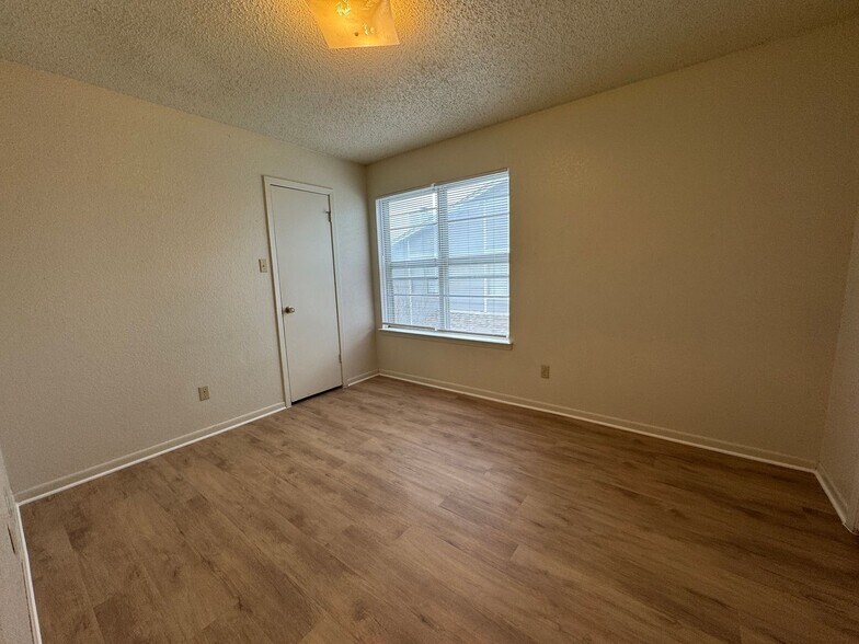 Building Photo - 3001 Lake Rd