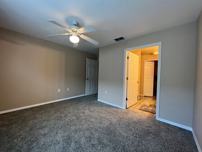 Building Photo - Beautiful 2-bedroom, 2-bath Condo available in sought after Admirals Walk private gated community.