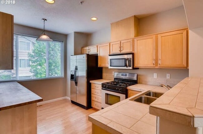 Building Photo - Beautiful Townhome Available in the Progre...