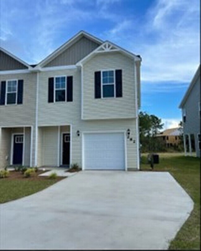 Building Photo - Wonderful 3 Bedroom 2.5 bath townhome is close to beaches, bases and shopping!