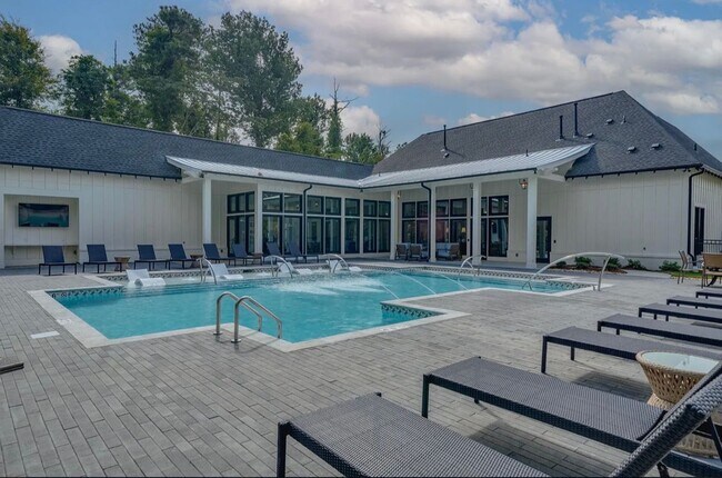 Building Photo - 2 Bedroom Rental House with elevated amenities!