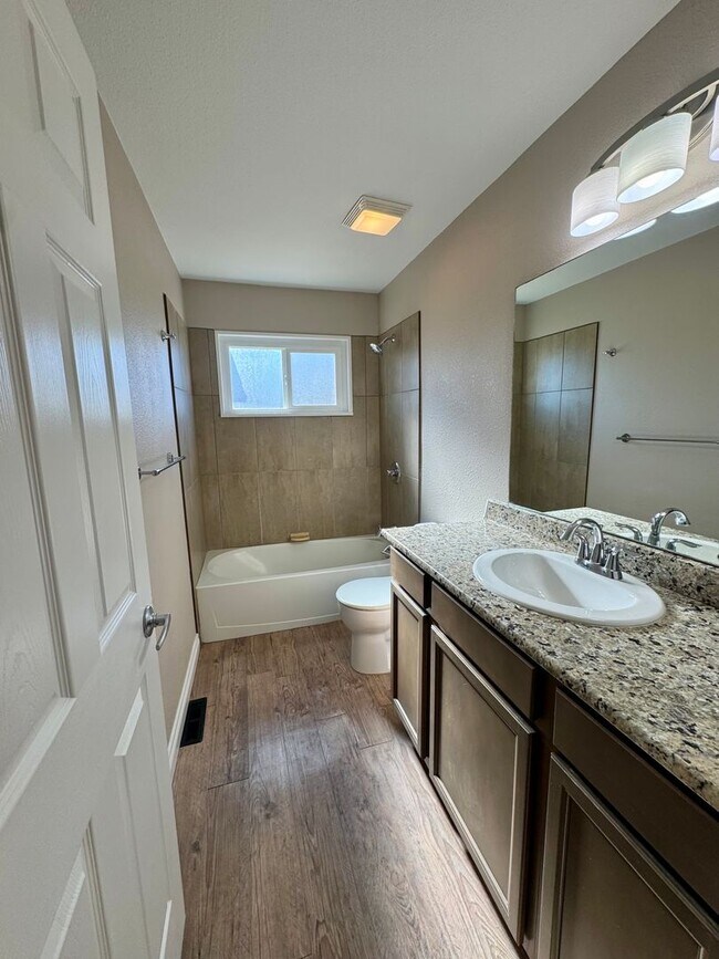 Building Photo - Charming 3 bedroom/2 bath close to UCCS