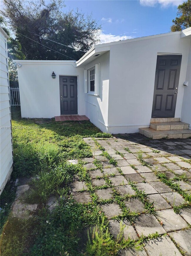 Building Photo - 1030 NW 48th St