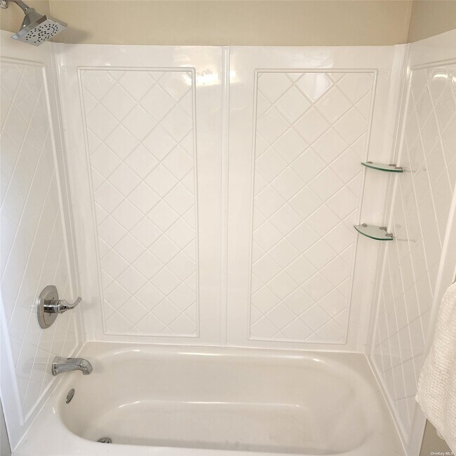Building Photo - 384 Soundview Dr