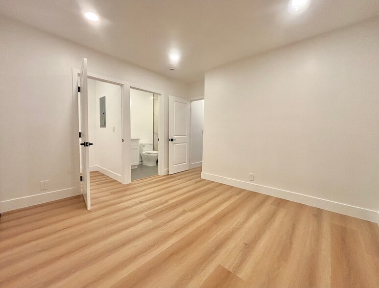 Building Photo - 854 Orange Ave
