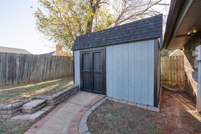 Building Photo - 805 Arlington Dr