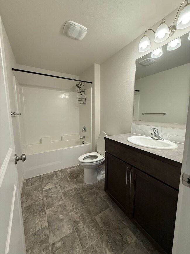 Building Photo - 3 Bedroom / 2 Bathroom in NW Redmond OR
