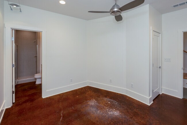 Building Photo - 3186 Parthenon Ave