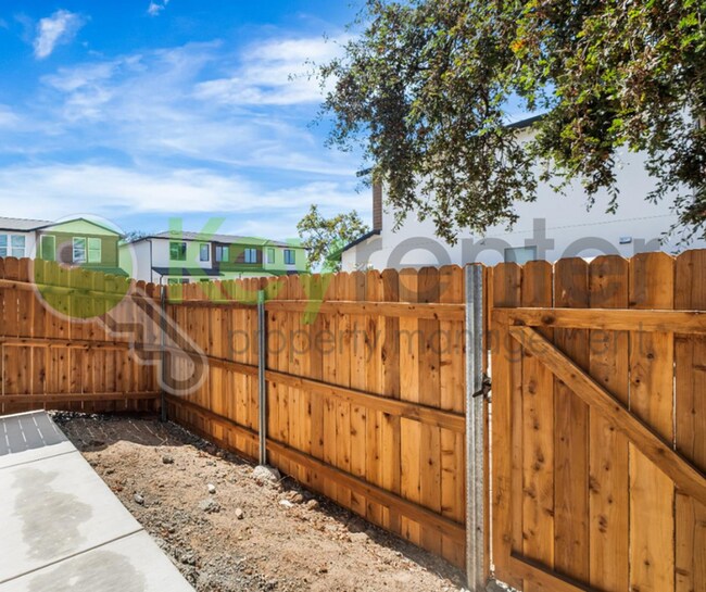 Building Photo - 967 Olive Br Pl