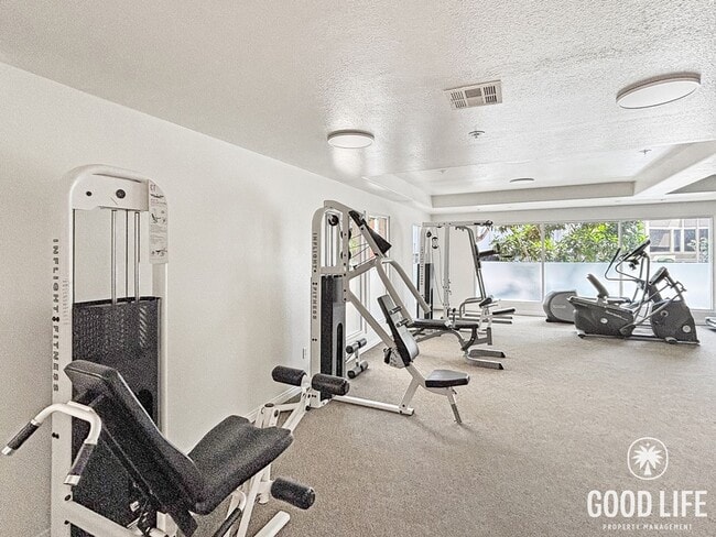 Building Photo - Beautiful 2BD/2.5BA Condo in Bankers Hill W/ W/D, A/C, Patio Area and Community Gym!