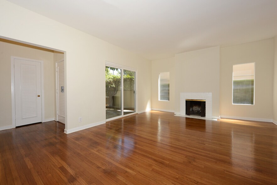 Building Photo - 331 S Reeves Dr