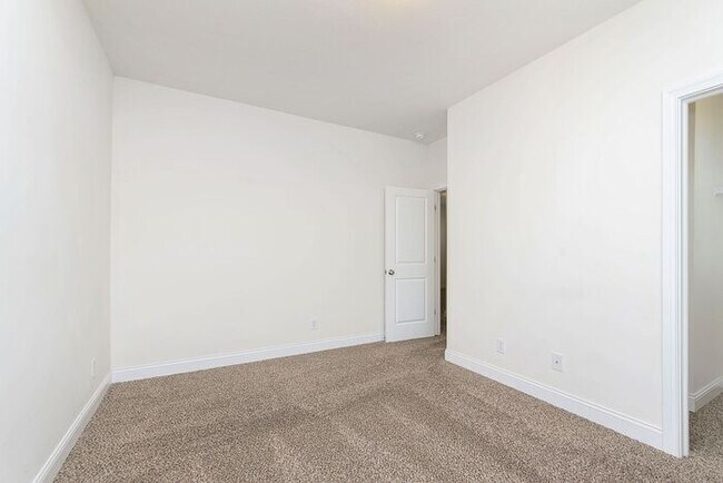 Building Photo - Beautiful Three Bedroom in Carmel!