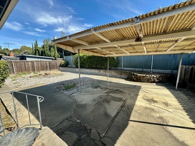 Building Photo - Immaculate shape 3 bedroom 2.5 bath home in San Leandro